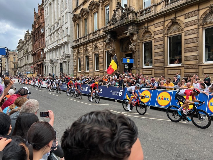 UCI Cycling World Championships
Danke an Specialized Schweiz für die Ehrenvolle Einladung! Nur ganz wenige Händler durften das Spektakel Hautnah miterleben. Es war Fantastisch:-)