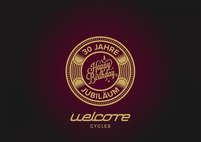 30 Jahre Jubiläum - Am 6. September 1996 eröffneten wir unseren Shop an der Baarerstrasse 113. Vor 30 Jahren begann unsere Reise mit einer einfachen Idee: Menschen fürs Velofahren zu begeistern.

Heute blicken wir auf unzählige gemeinsame Kilometer und viele schöne Begegnungen zurück. Das wäre ohne dich nicht möglich gewesen. Danke für deine Treue und dein Vertrauen.

Feiere mit uns!

Samstag, 5. September 9.00 bis 16.00 Uhr bei Welcome Cycles

Komm vorbei, stosse mit uns auf 30 Jahre Welcome Cycles an. Wir freuen uns auf einen gemütlichen Tag mit dir.

Danke für jeden Kilometer, den du in den letzten 30 Jahren mit uns zurückgelegt hast. Auf viele weitere!

Herzlich Dein Welcome Cycles Team