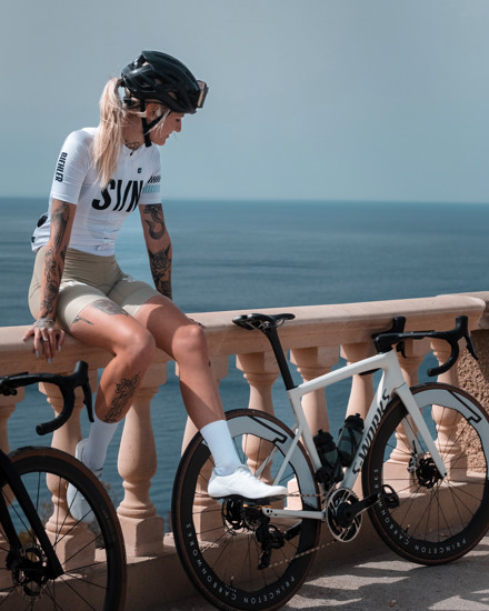 Deborah Brunold, auf Instagram: _de_by erlebt unglaubliche Abenteuer hauptsächlich auf dem Rennrad (Specialized Tarmac SL8) und inspiriert viele junge und ältere Menschen damit. Ihre authentische Art hat uns begeistert! Wir versuchen sie so gut wie möglich bei ihren Herausforderungen zu unterstützen. Schaut euch doch mal ihr Profil an und lass auch du dich von ihr auf neue Abenteuer anstecken. Good Ride

